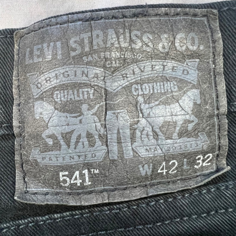 LEVI'S 541 Jeans Mens 42x32 Black Denim Holes Casual Comfort Stretch Paint Stain - Picture 10 of 16